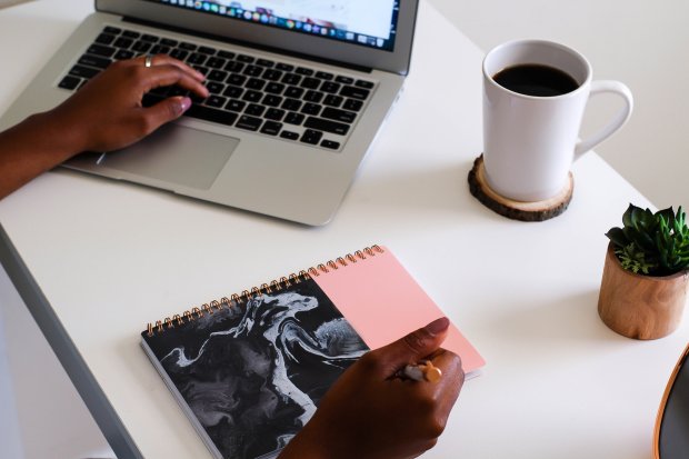 createherstock-work-at-desk-neosha-gardner-6